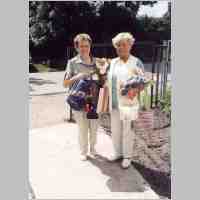 905-1306 Eroeffnung Haus Samland 2003. Frau Smollich und Frau Kenzler vor dem Kinderheim in Wehlau. (Foto Kenzler).jpg